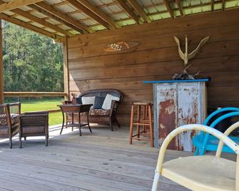 King Suite Minutes to Beach Shopping Nature Trails Boating Historic Sites - Hubert - Patio