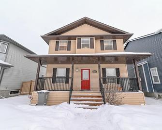 Private Suite | Free Wifi | Smart Tv | Long Stays - Grande Prairie - Building