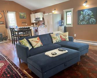 Charming Cottage in the Country - Cassidy - Living room