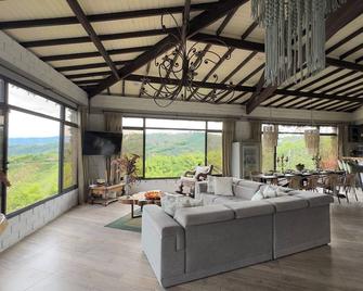 Villa Espectacular en el corazón del Eje Cafetero , rodeado de montañas y cafe.. - Palestina - Living room