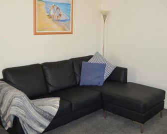 Waterfall Cottage - Rosebud - Wohnzimmer