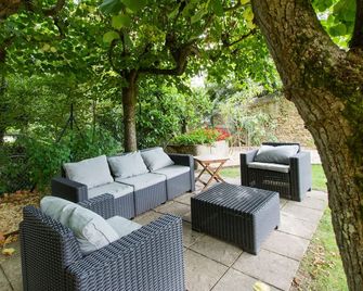 Logis Hôtel Le Vert Galant - La Flèche - Patio