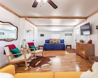 The Farmhouse - 15min from Waco - Crawford - Sala de estar