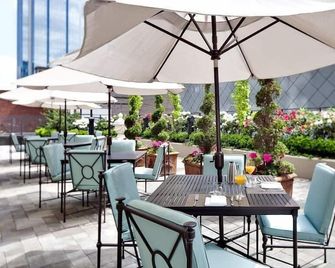 L'Hermitage Hotel - Vancouver - Patio