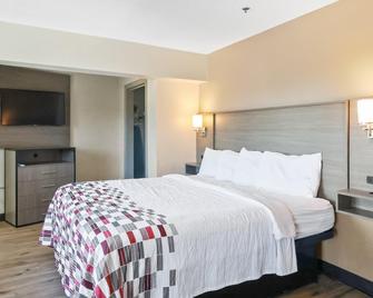 Red Roof Inn & Suites Fayetteville - Fort Bragg - Fayetteville - Bedroom