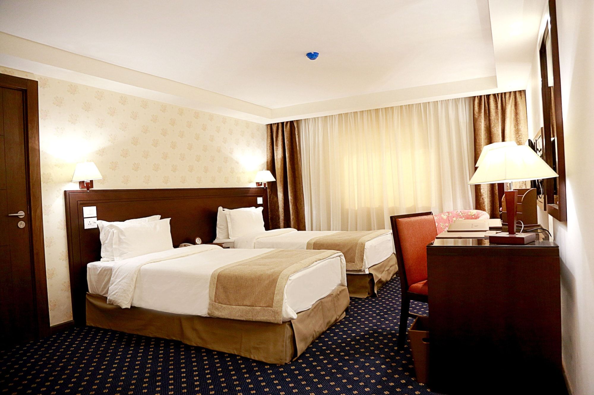 Seven Roses Hotel thumbnail 3