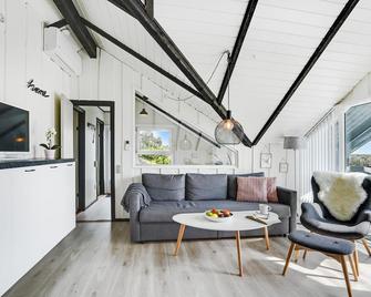 Gorgeous home in Hvide Sande with WiFi - Hvide Sande - Living room