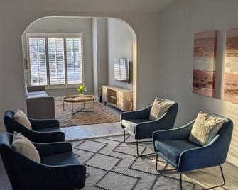 Heated Pool - Spacious, Cheerful Home 5br/3bath - Chandler - Living room