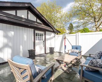 Ultra-Modern Studio | Near Hospital & Nycim | Wifi - Huntington - Patio