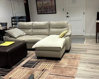 Modern and clean 1 BR suite 5 minutes from Butchart Gardens - Brentwood Bay - Living room