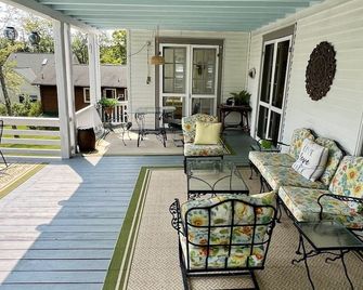 Large, charming lake cottage nestled in the heart of our private community. - Eagles Mere - Patio