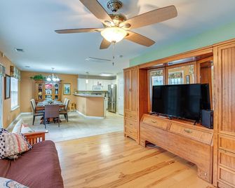 18 Mi to Nashville: Home w/ Dedicated Workspace - Old Hickory - Living room