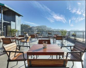 Suryavilas Luxury Resort & Spa - Solan - Balcón