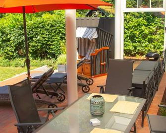 Vacation home 'Mien Huus an See' with lake access, jetty and bathing facilities - Güstrow - Patio