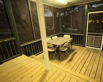 Beautiful home located on the Mermentau River - Jennings - Balcony
