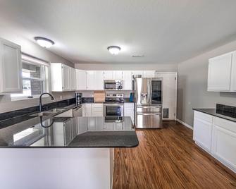 Beautiful Modern Home: Nearby Delights - Springdale - Cocina