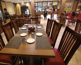 Hotel Sapphire Inn near M M Colony - Siwan - Restaurant