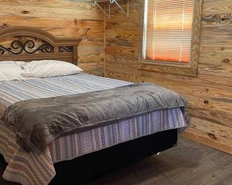 The Bass Shack-2 bedroom cabin w spacious parking - Grenada - Bedroom