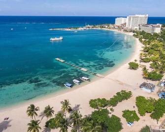 Fisherman's Point Beach-Front Condomania - Ocho Rios - Beach