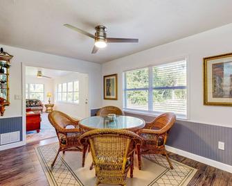 Classic home close to Lake Placid with modern updates, W/D, AC, & patio - Lake Placid - Dining room