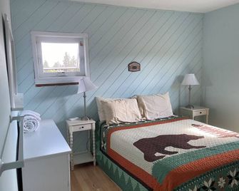 A cozy house with beautiful views minute’s from Glacier National Park. - Babb - Bedroom