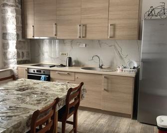 Hostel Centrum - Kotor - Kitchen