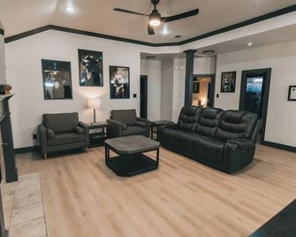 New Spark Getaways: The Distinguished Buffalo - Lubbock - Pokój dzienny