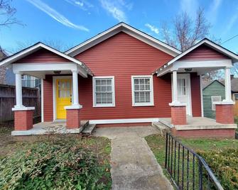 Beautiful renovated home minutes to downtown perfect for a family or batch trip - Nashville - Bâtiment