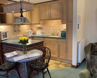 Heron View Riverside Retreat In Peaceful Rural Hamlet Near Roman Town, Alcester - Alcester - Kitchen