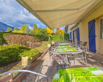 Comfort Hotel Grenoble Meylan - Meylan - Patio