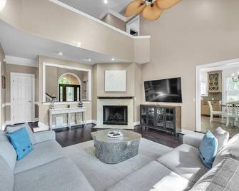 Serene Lakeside Getaway with Games & Relaxation home - Mooresville - Living room