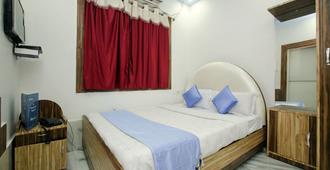 Collection O 8972 Raj Guest House - Kolkata - Bedroom