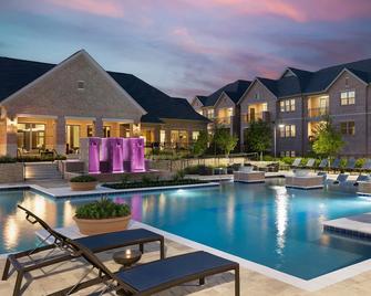 Ave Las Colinas - Irving - Pool