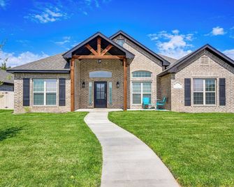 Amarillo Home w/ Hot Tub, 7 Mi to Wolflin Square! - Amarillo - Building