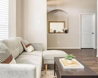 Wonderful Getaway Cypress 2 BR w/thoughtful comforts - Cypress - Living room