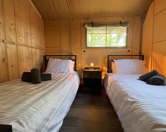 Jungle Book Safari Tent - Tenby - Schlafzimmer