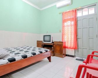 Losmen Panorama - Parangtritis - Habitación