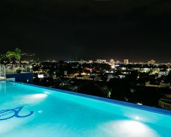 20 South Apartments - Half Way Tree - Pool