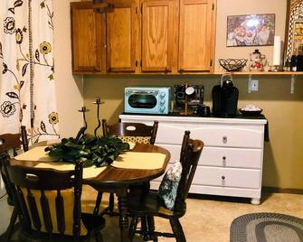 Button's Apartment-Cozy vintage-style 2-bedroom place in historic Batesville - Batesville - Comedor