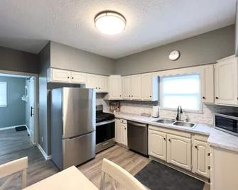 Newly Remodeled in Cuyahoga Falls! Close to everything! - Cuyahoga Falls - Kitchen