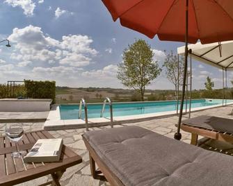 Winery Cascina Intersenga - \'Mansarde Mezza Luna\' - Vignale Monferrato - Piscina