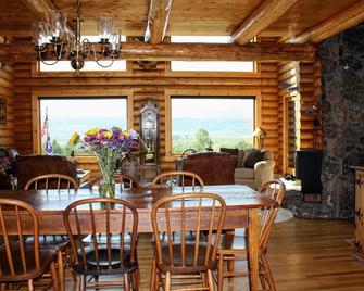 Log Home with View of the Buffalo Valley, and All Season Activity Opportunities. - Moran - Ruang makan