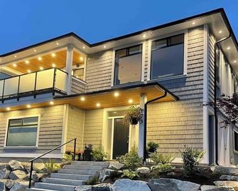 Brand New 3 Bed 2 Bath Home With Private Sauna - Tofino - Building