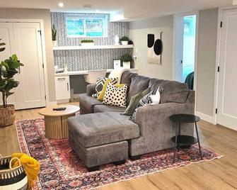 Boho Bliss - Just steps away from the Hospital - Prince George - Sala de estar
