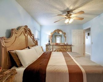 Emerald Isle 101 Beautiful Updates!|direct Beachfront|sunsets Each Night!! - North Redington Beach - Bedroom