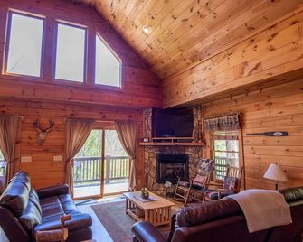 New River Front Log Cabin- 30 Mins to Skiing, Fire Pit, Dogs OK - Fleetwood - Living room