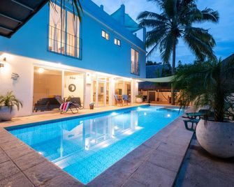 Family-sized entire house with private pool. 10 minutes to a black sand beach! - El Hawaii - Piscina