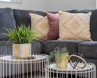 Centre Peak View I Sleep 8 I 50 Tv I Full Kitchen - Pincher Creek - Wohnzimmer