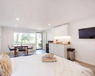 Studio Escape - Hamilton Hill - Bedroom