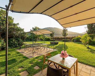 Wine Resort Ledà D'Ittiri - אלגרו - פטיו